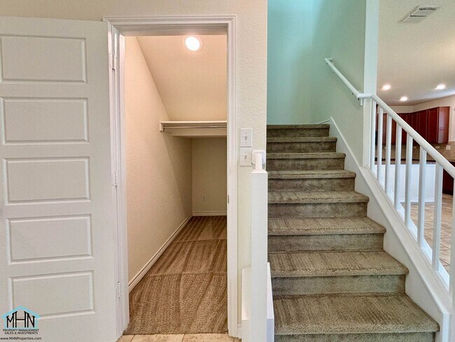 Building Photo - Gorgeous 4 bedroom, 3.5 bath home, minutes...