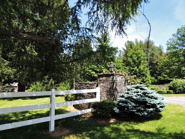 Building Photo - 438 Doodletown Rd