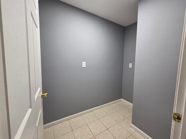 Building Photo - 82 Mallory Ave