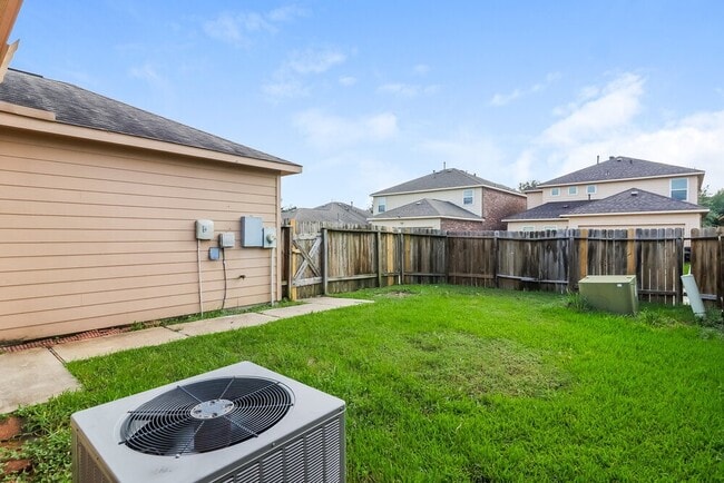 Building Photo - 8119 Almera Falls Dr