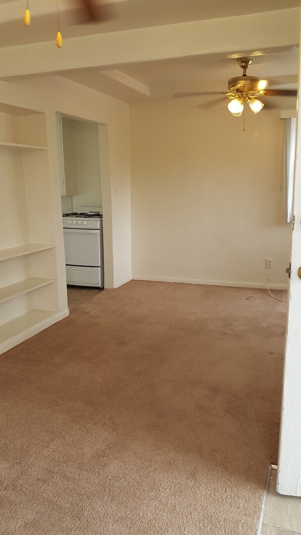 Building Photo - Charming 1bdr cottage with huge yard and garage!