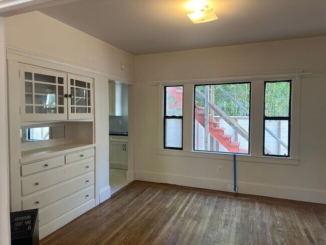 Building Photo - 423 49th St