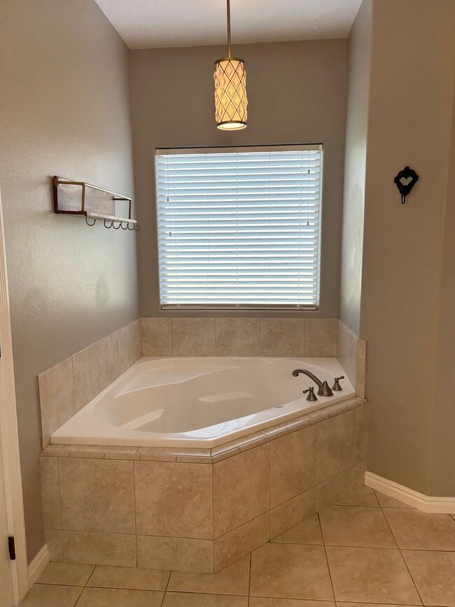 Building Photo - Lochsa Falls 5 Bedroom Home with Private B...