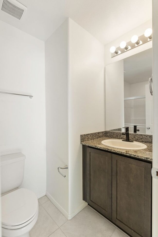 Building Photo - LIKE NEW 3 BEDROOM TOWNHOME