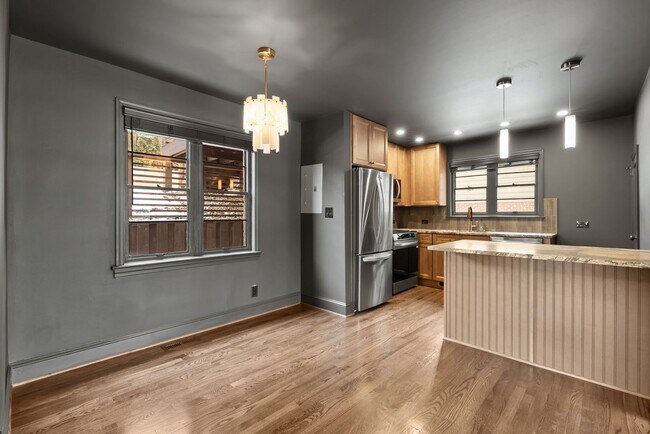 Building Photo - Heritage Historic - Unit A