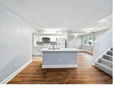 Building Photo - 2312 Balsam Dr