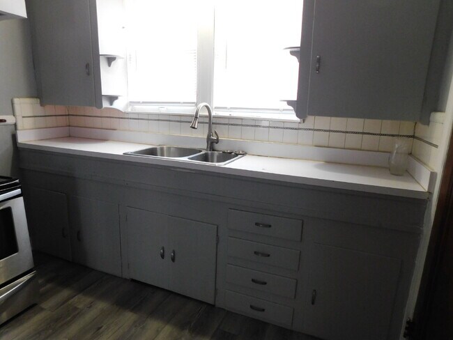 Building Photo - Clean and Tidy Upper Unit of Duplex