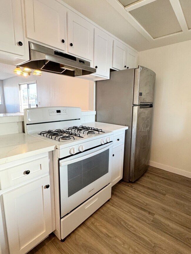 Building Photo - 2-Bedroom Residence with Front-Row Views on Lively 2nd Street