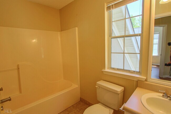 Building Photo - 619 W Manor