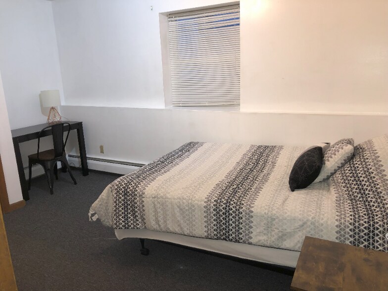 Building Photo - 153 Oak St