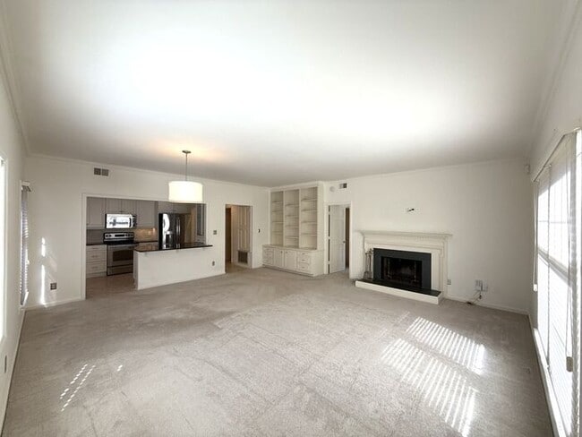 Building Photo - King John Condos