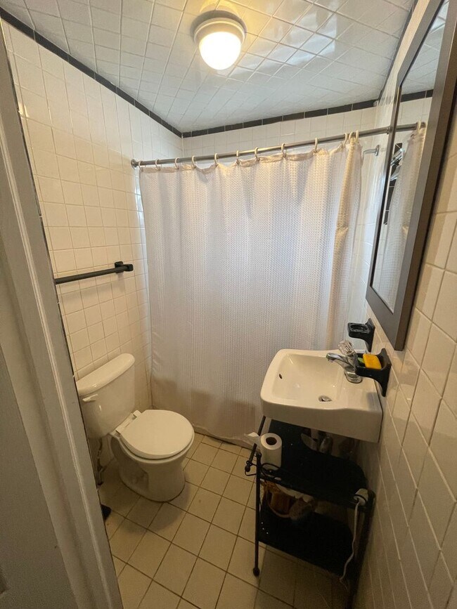 Building Photo - Modern 3 Bedroom, 1 Bath Passyunk Sq. Home...