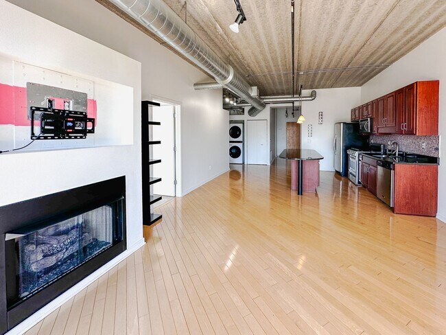 Building Photo - Luxury and Convenience in Royal Oak