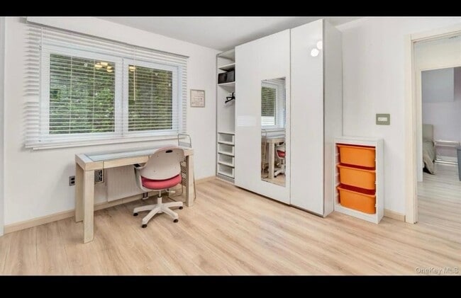 Building Photo - 143 Hallock St