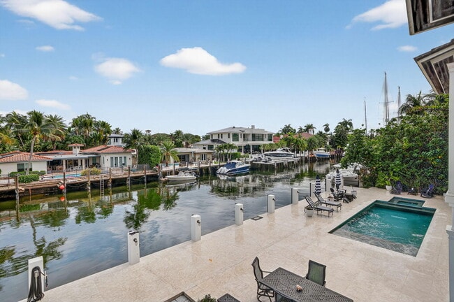 Building Photo - 400 Mola Ave