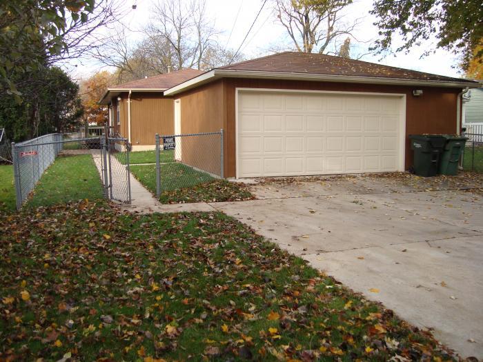 2 1/2 car garage - 2217 Hermon Ave
