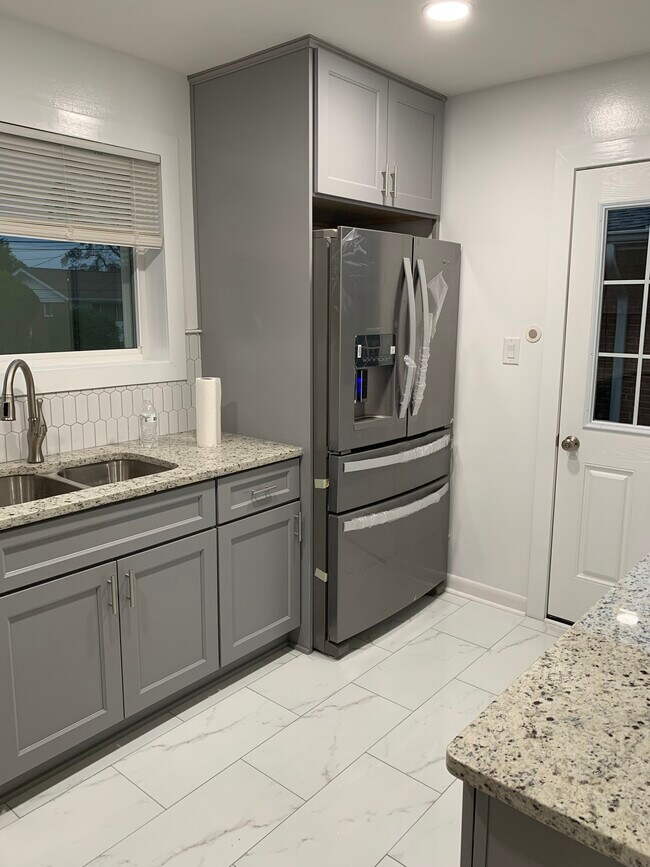 Building Photo - 10031 Renfrew Rd