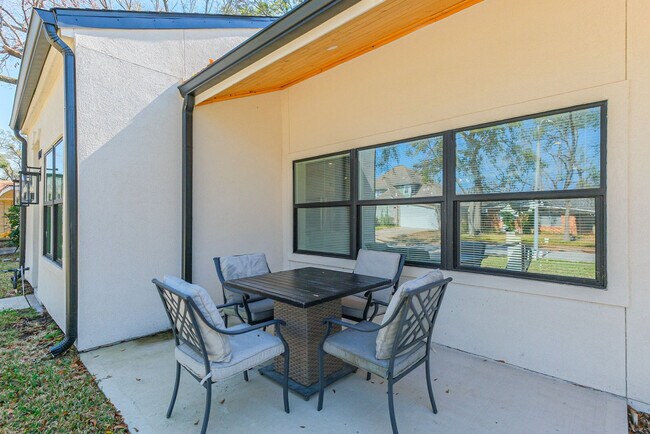 Building Photo - 5021 Libbey Dr