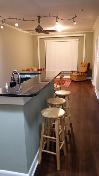 Building Photo - 411 W Washington St