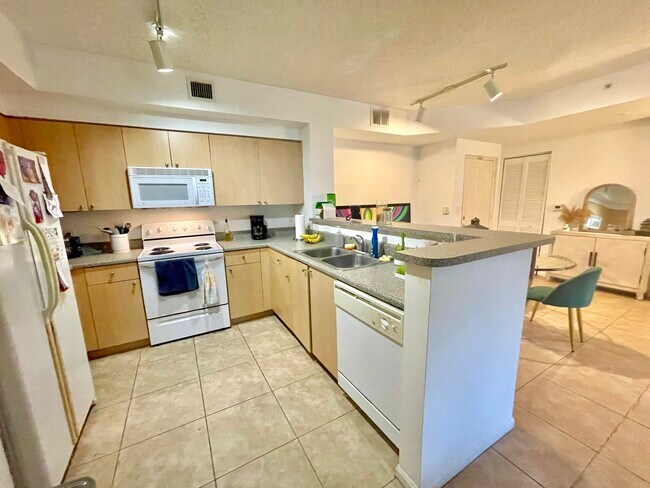 Building Photo - 8010 N Nob Hill Rd