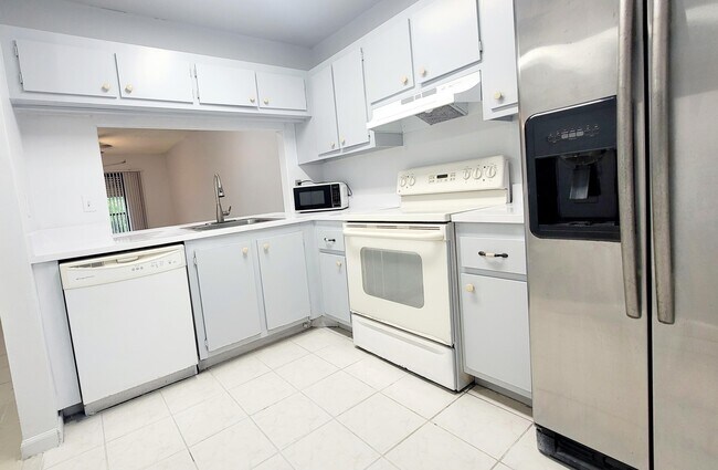 Building Photo - 15702 E Waterside Cir