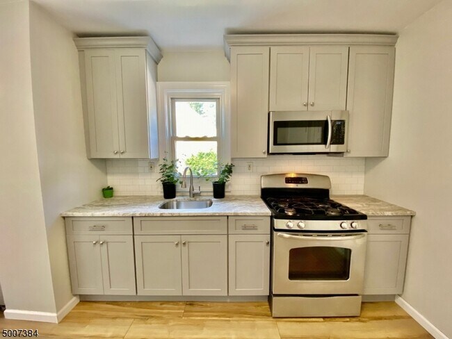 Building Photo - 79 Spruce St