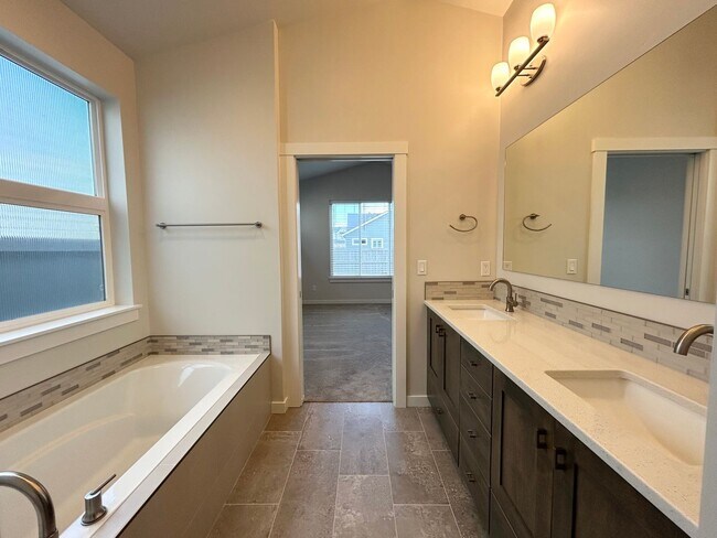 Building Photo - Gorgeous 3 bedroom 2 bathroom Home in Nampa