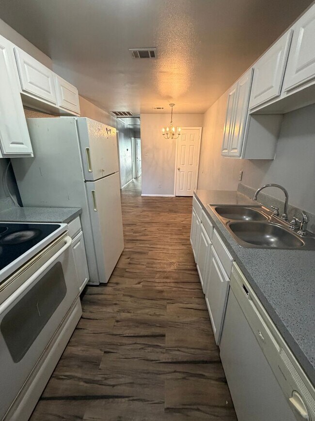 Building Photo - 5104-5106 Chapman St