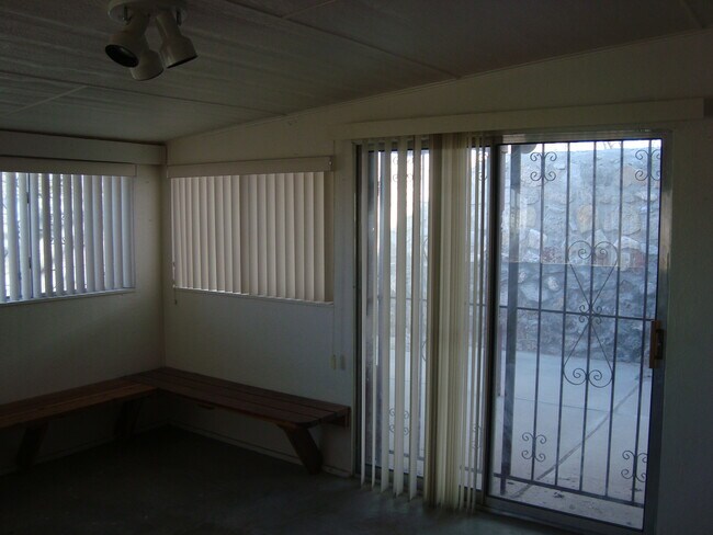 Building Photo - Refrig A/C 3bed/2bath!