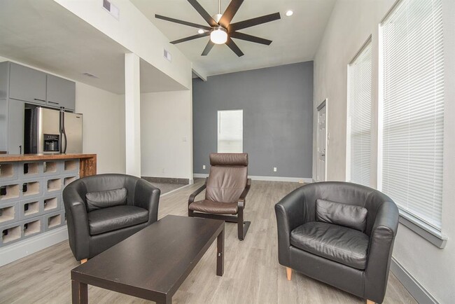Building Photo - 5018 Avenue M 1/2