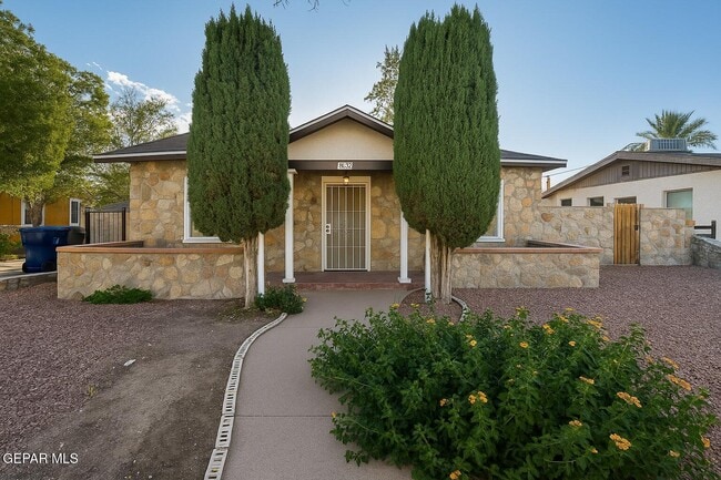 Building Photo - 2211 N Campbell St