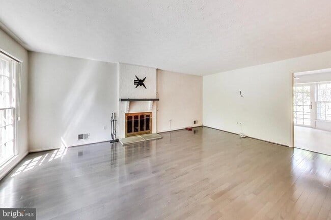 Building Photo - 1718 Crestview Dr