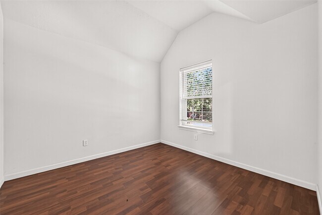 Building Photo - 12110 Laurel Ct