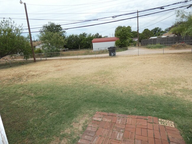 Building Photo - 2 bedroom, 1 bath