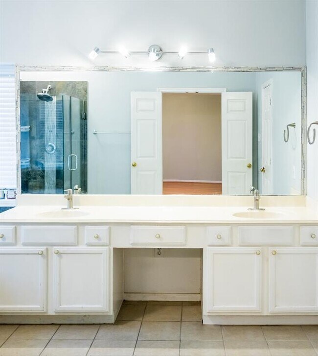 Building Photo - 16818 Benwick Dr