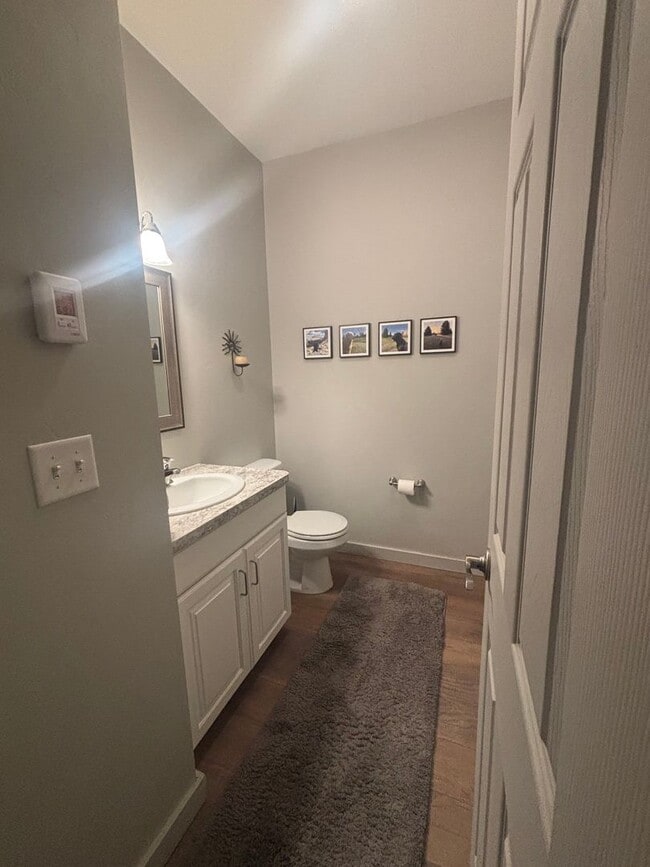 Building Photo - Victor - 4BR 3.5 Bath Townhouse Attached Garage