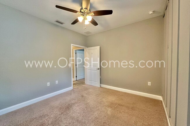 Building Photo - 216 Green Dr