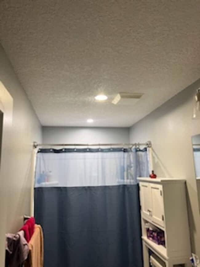 Building Photo - Rent: 3 bed unit 2 Bath