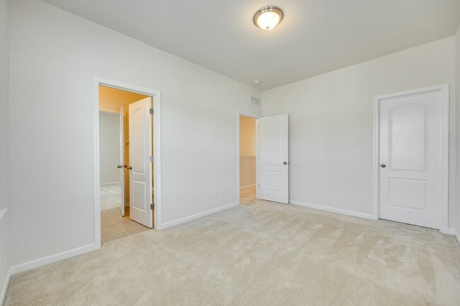 Building Photo - Beautiful 4-bed, 3.5 bath with Primary on the main level in Cameron Creek of Fabulous Fort Mill!