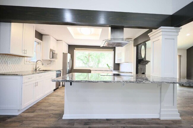 Building Photo - Updated 3 Bed / 2 Bath One-Story Home in S...