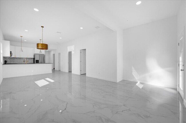 Building Photo - 600 N Lakewood Ave