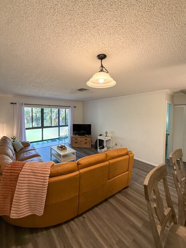 Building Photo - 800 NW Fork Rd