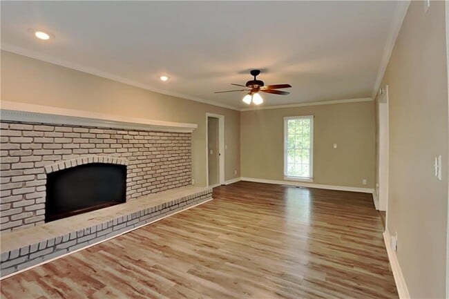Building Photo - 3770 Fox Hills Dr SE