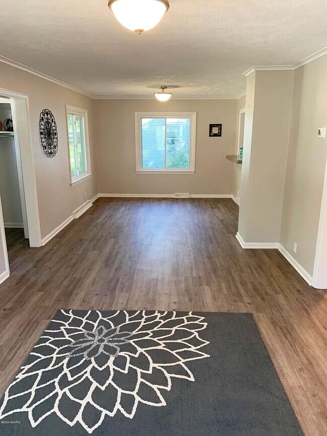 Building Photo - 3 Bedroom Home On Holland's North Side