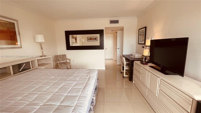 Building Photo - 3675 N Country Club Dr