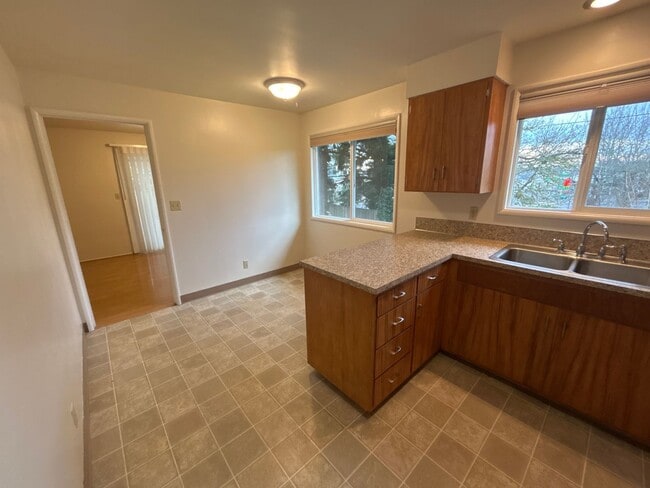 Building Photo - HALF OFF FEBRUARY RENT! 3 Bedroom 1.5 Bath in Desirable NW Corvallis