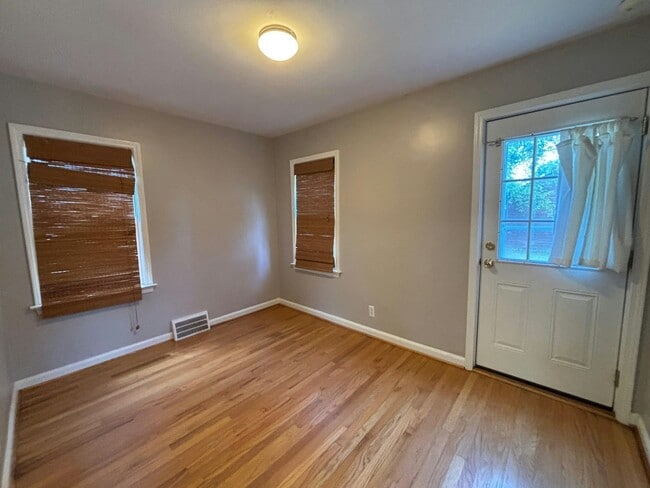 Building Photo - 581 Flowerdale St