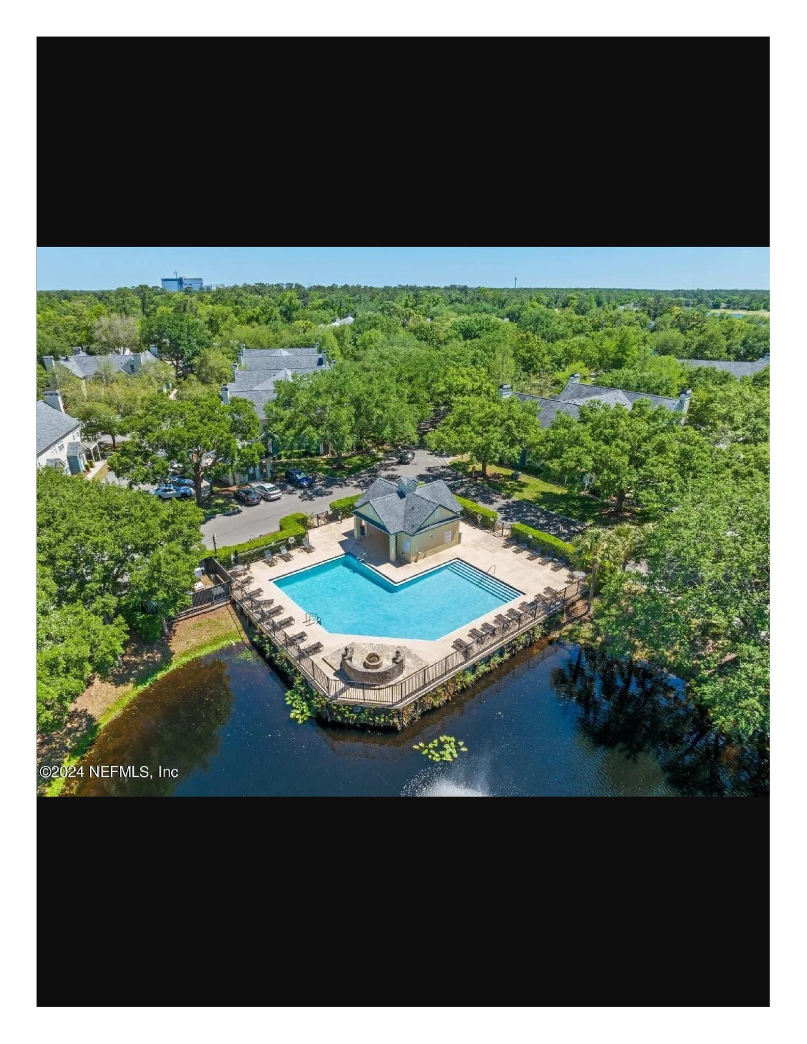 Building Photo - 13700 Richmond Park Dr N