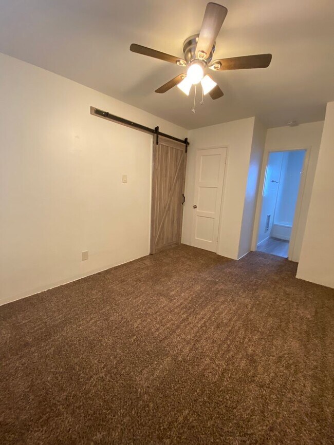 Building Photo - Upstairs 1 bedroom 1 bath unit with a one ...