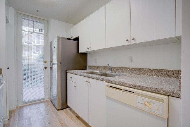 Building Photo - 1136 Town Center Dr